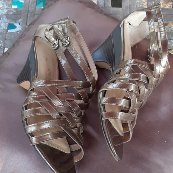 3/10$ Circa Joan David gold/bronze Strappy wedges - Picture 3 of 6